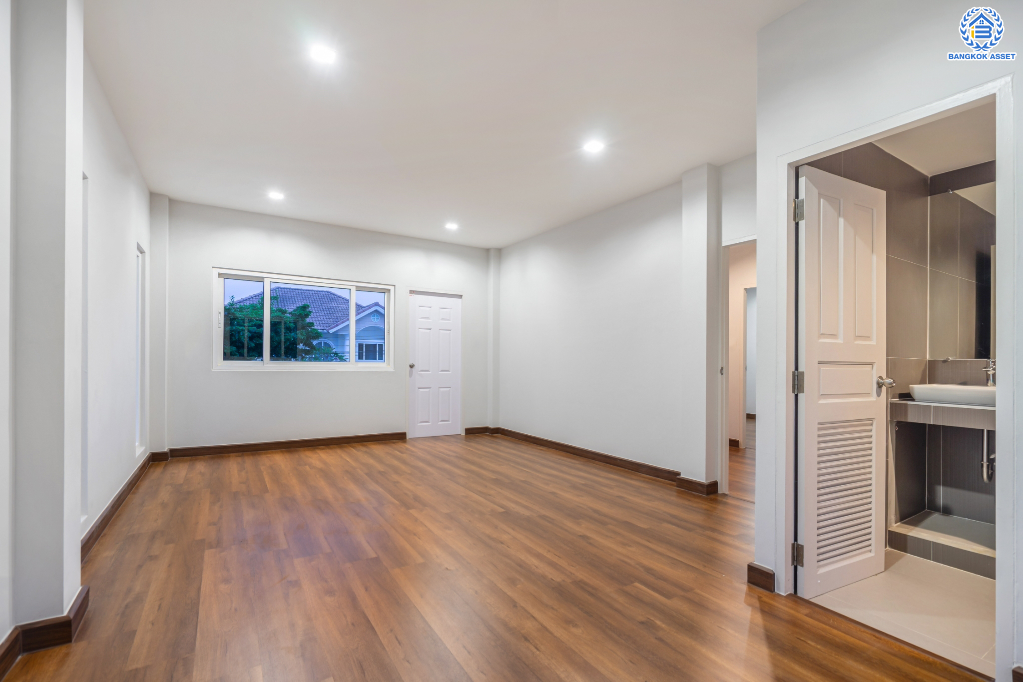 บ้านมือสองตกแต่งใหม่ ม.ธันยบดี บางใหญ่-กาญจนาฯ บ้านเดี่ยวหลังใหญ่ เนื้อที่ 56 ตร.ว. ฟังก์ชัน 4 ห้องนอน 3 ห้องน้ำ จอดรถได้ 2 คันบนทำเลคุณภาพ หน้าโครงการติดถนนกาญจนาฯ ใกล้เซ็นทรัลเวสต์เกต ทางด่วน และรถไฟฟ้าสายสีม่วง "สถานีตลาดบางใหญ่"